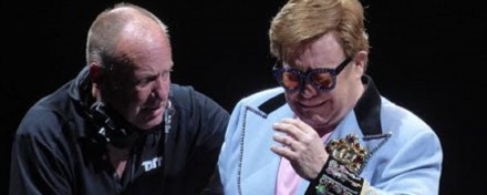 Elton John ferma in lacrime il concerto a Auckland: 